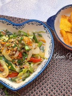 Hình của món Lá hoành thánh chiên kèm rau củ xào.
