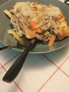 Una foto de Noodles de arroz con verduras