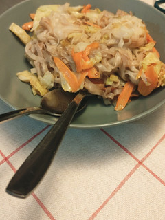 Una foto de Noodles de arroz con verduras