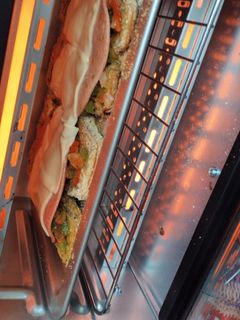 Una foto de Milanesa napolitana de berenjena al horno y puré de papas
