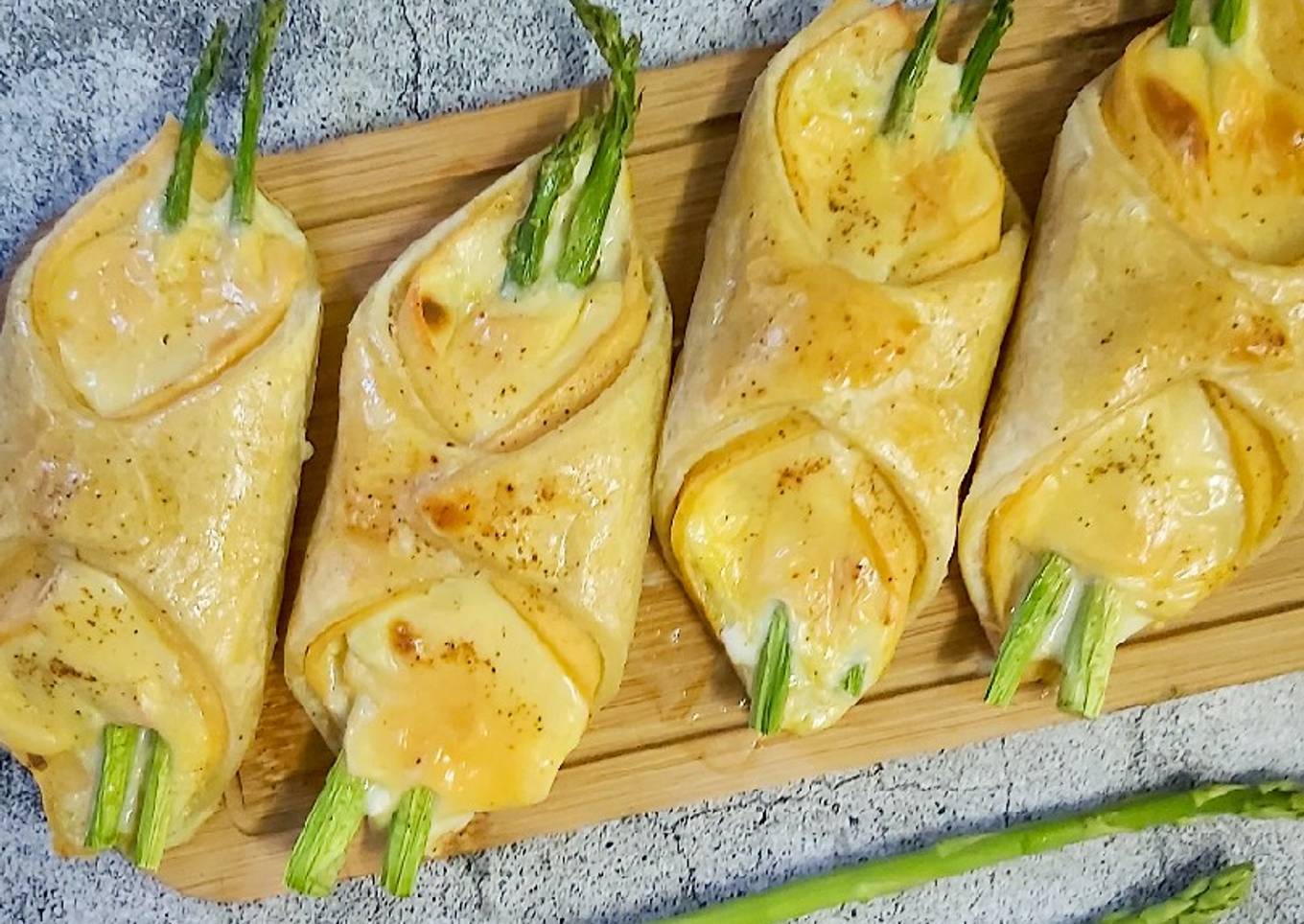 Uff Puff pastry bags with asparagus and ham