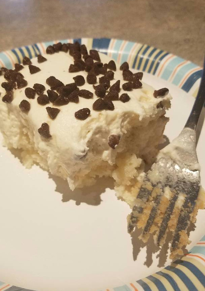 A picture of Cannoli poke cake.