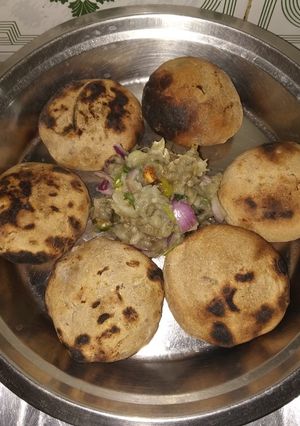 A picture of Litti chokha.