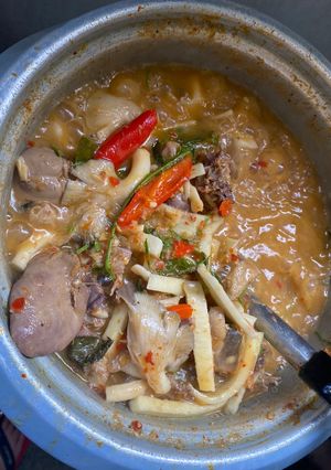 รูปของ แกงกะทิไก่บ้านใส่ยอดมะพร้าว