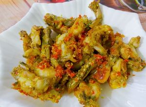 Hình của món Ếch xào sả ớt.