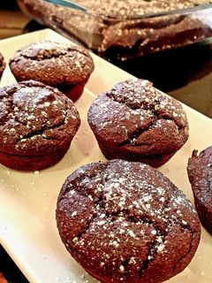 Una foto de Tarta y magdalenas de chocolate y naranja sin harina de Nigella