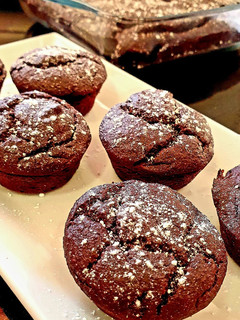Una foto de Tarta y magdalenas de chocolate y naranja sin harina de Nigella
