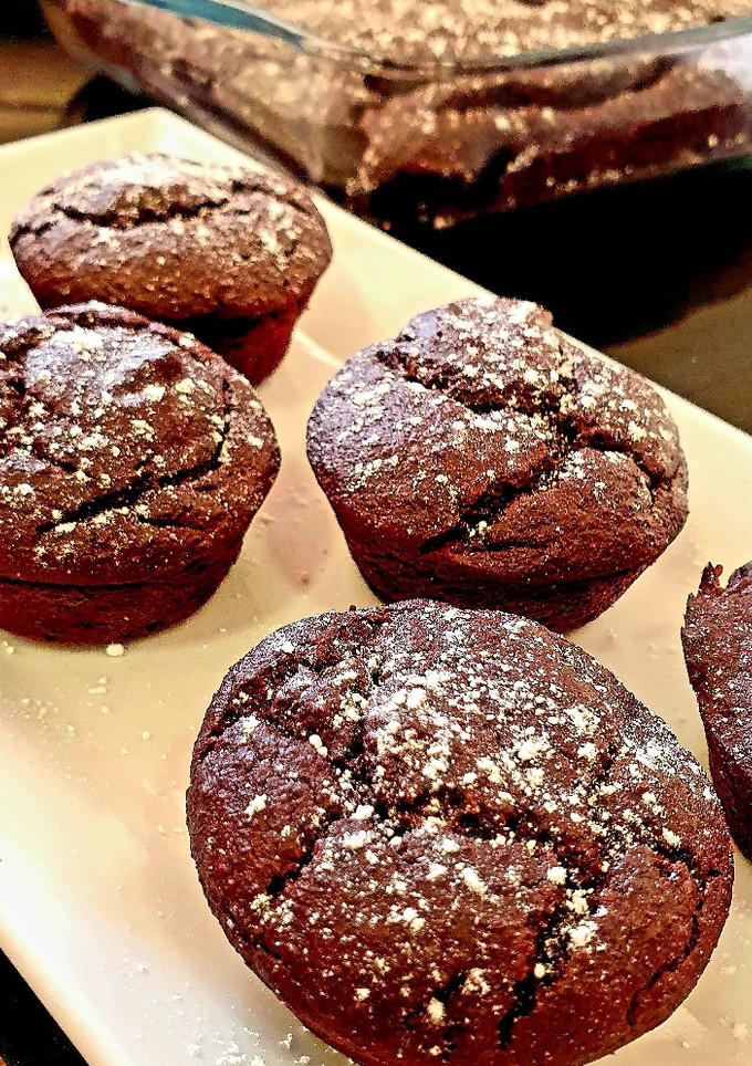 Una foto de Tarta y magdalenas de chocolate y naranja sin harina de Nigella