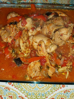 Una foto de Pollo 🍗guisado en salsa de tomate🍅.