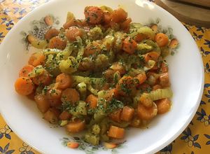 Une photo de Carottes et fenouil au bouillon ail curcuma et thym du jardin