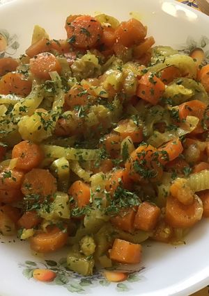 Une photo de Carottes et fenouil au bouillon ail curcuma et thym du jardin