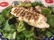 Una foto de tilapia a la plancha