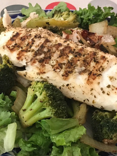 Una foto de Filete de tilapia con ensalada de brócoli asado. 100% libre de grasa