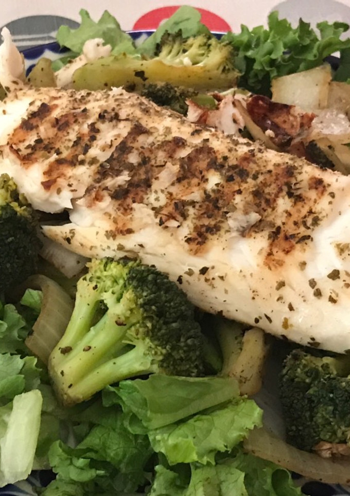 Una foto de Filete de tilapia con ensalada de brócoli asado. 100% libre de grasa