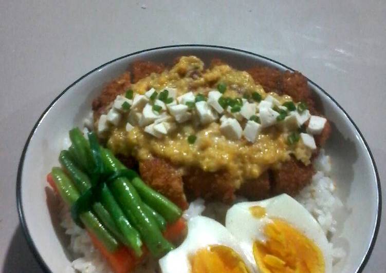 Chicken katsu with sauce telur asin and saute vegetable/ricebowl