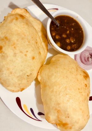 पंजाबी छोले भटूरे (Punjabi chole bhature recipe in Hindi) रेसिपी मुख्य फोटो