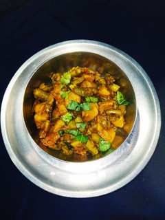 देशी परवल आलू की सब्जी (Desi parwal aloo ki sabzi recipe in Hindi) रेसिपी मुख्य फोटो