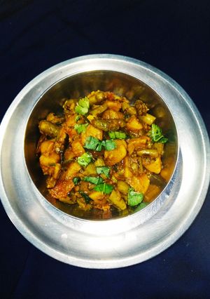 देशी परवल आलू की सब्जी (Desi parwal aloo ki sabzi recipe in Hindi) रेसिपी मुख्य फोटो