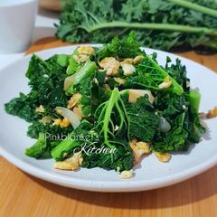 A picture of Kale and eggs stir fry.