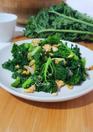 A picture of Kale and eggs stir fry.