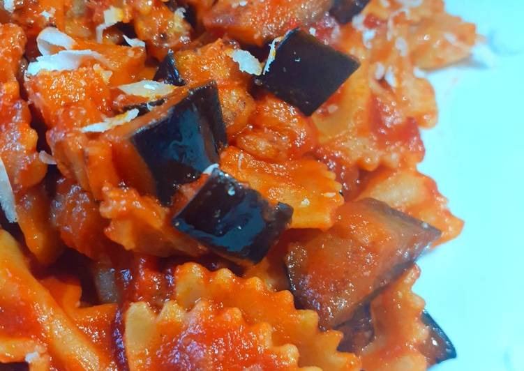 Pasta al sugo con melanzane