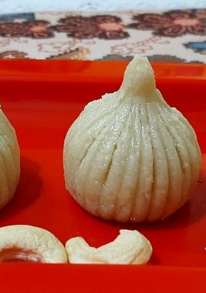 काजू मोदक (kaju modak recipe in marathi) रेसिपी चे मुख्य फोटो 