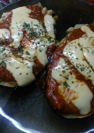 Una foto de BERENJENAS RELLENAS A LA NAPOLITANA SALUDABLES(relleno verduras y berenjena)