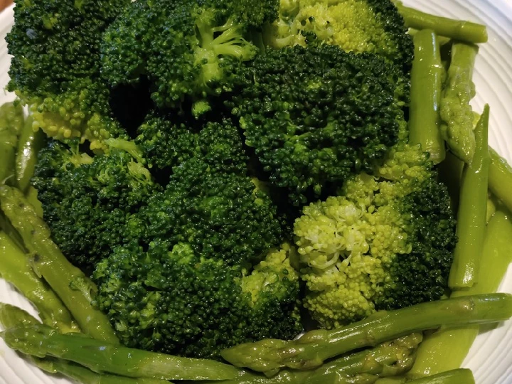 Easy Steps to Prepare Recipes Steamed Broccoli and Asparagus the So Delicious Tasty.