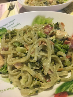 Una foto de Pasta Alfredo con brócoli y pollo