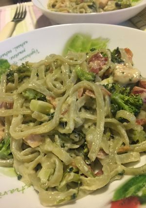 Una foto de Pasta Alfredo con brócoli y pollo