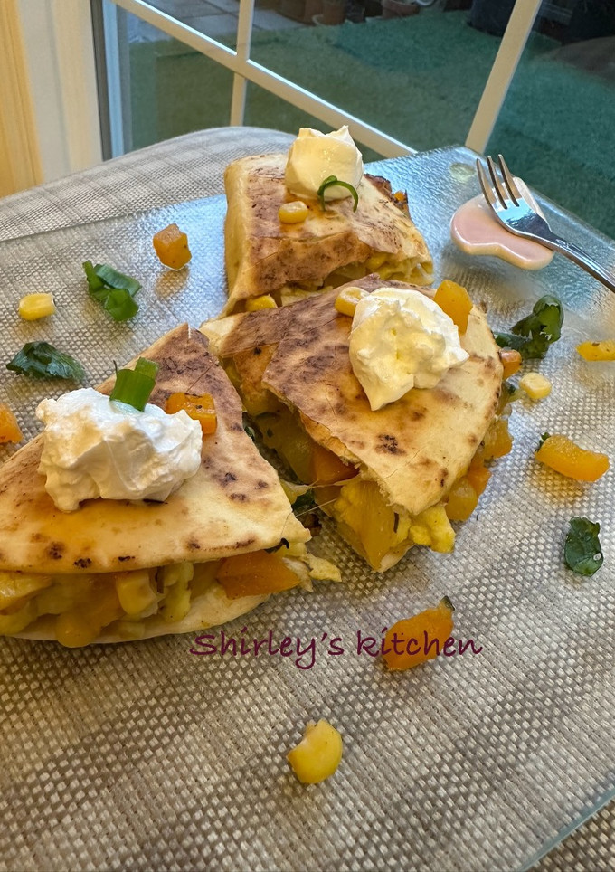墨西哥卡薩迪亞（Quesadilla) 蛋素起司無油烘餅 的食譜成品照片