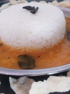 ખાટી મીઠી દાળ અને ભાત(khati mithi dal and bhaat recipe in Gujarati) રેસીપી મુખ્ય ફોટો