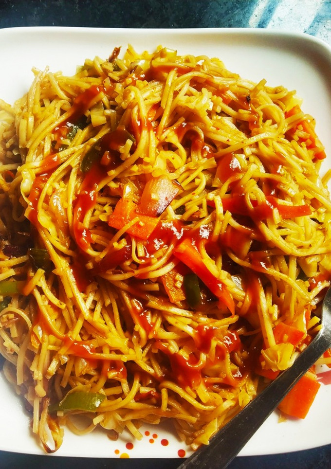 चाउमीन (chowmein reicpe in Hindi) रेसिपी मुख्य फोटो