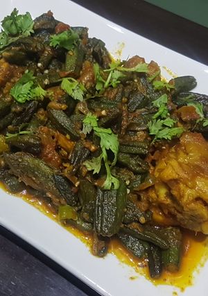 A picture of Bhindi gosht(chicken).