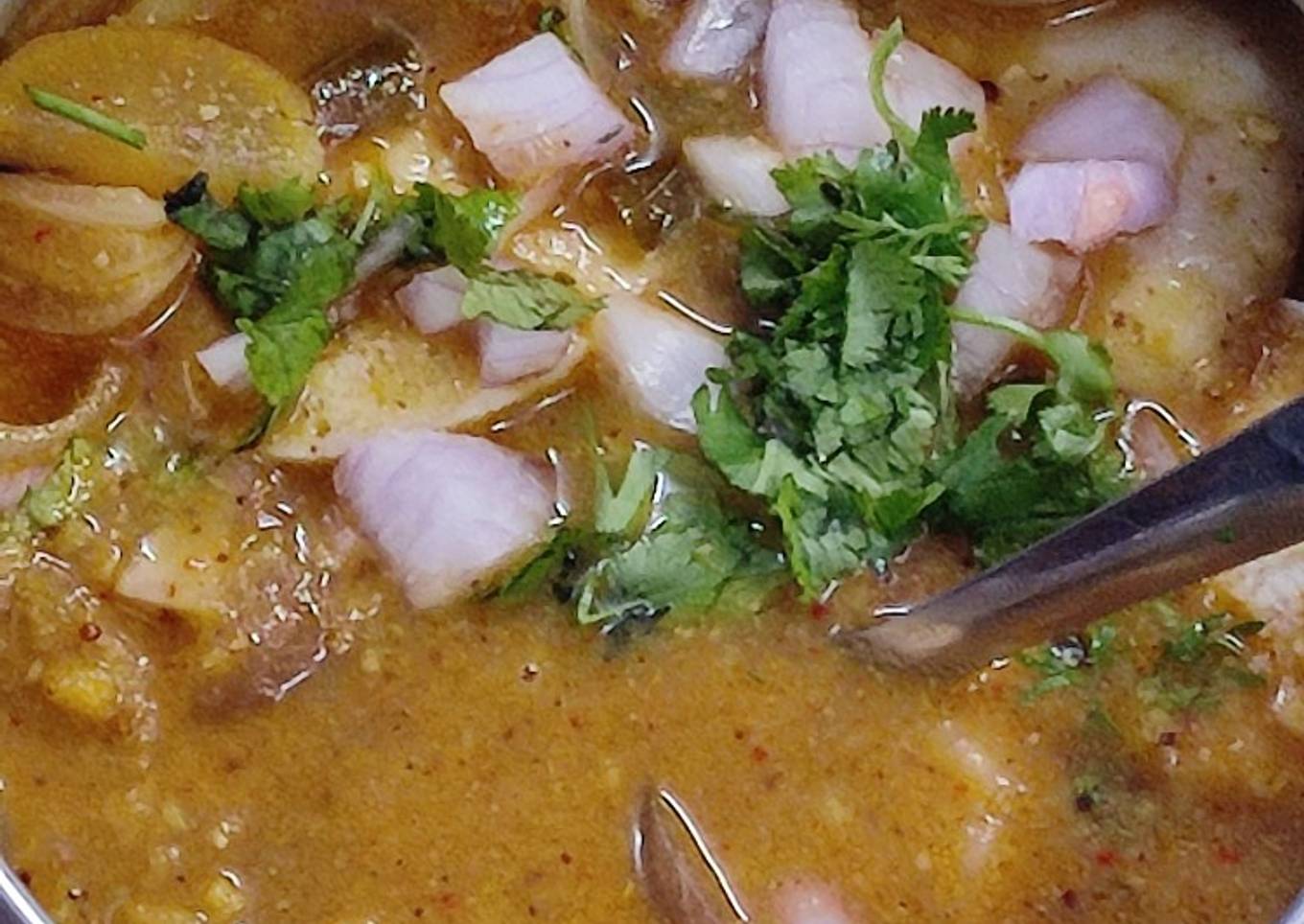 Kutti idli with sambar and chutney for lunch box