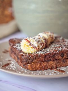 Una foto de Tostadas francesas de cacao, avellanas y plátano