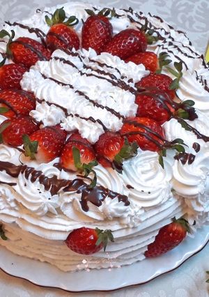 O poză a rețetei Tort 8 Martie, cu nucă, stracciatella, frișcă și căpșuni.