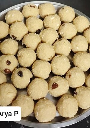 चाचनीके सूजी बेसन लड्डू रेसिपी मुख्य फोटो