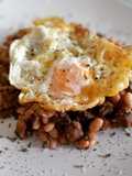 Fessolets con ternera en salsa de vermouth y huevo frito