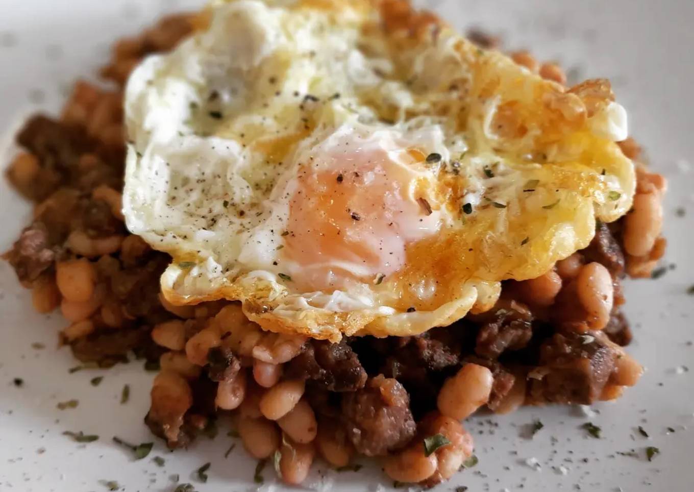 Fessolets con ternera en salsa de vermouth y huevo frito