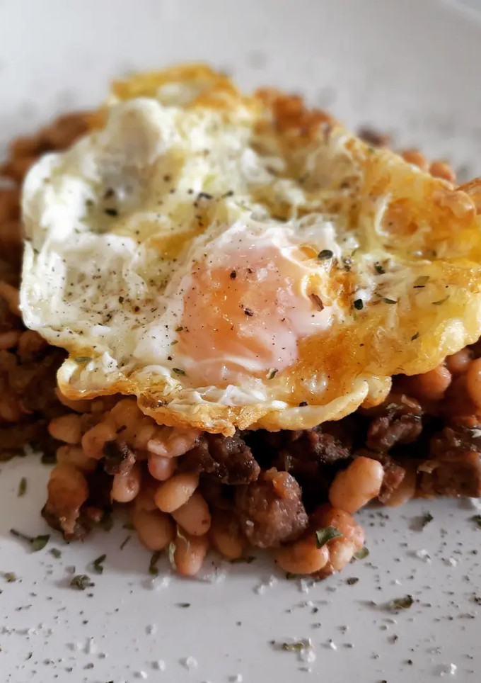 Una foto de Fessolets con ternera en salsa de vermouth y huevo frito