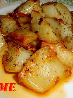 Una foto de Patatas asadas con sobrasada y hierbas