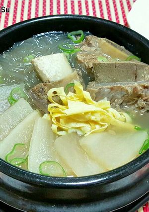 Hình của món Canh Xương Bò Hầm 갈비탕.