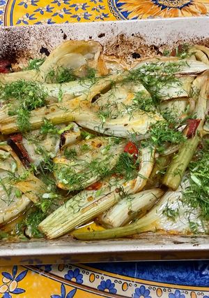 Une photo de Fenouils marinés grillés aux tomates, pastis et anis vert