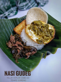 Foto resep Nasi Gudeg Telur Ceplok Sambal Ijo & Tempe Goreng
