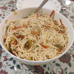 A picture of Veg hakka noodles.