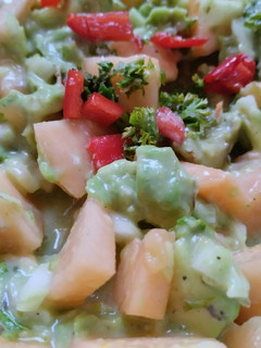 Una foto de Ensalada🍑🥗de Melón,🍆aguacate, cebolla🌰y perejil🥙🍱