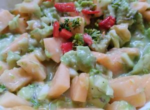 Una foto de Ensalada🍑🥗de Melón,🍆aguacate, cebolla🌰y perejil🥙🍱