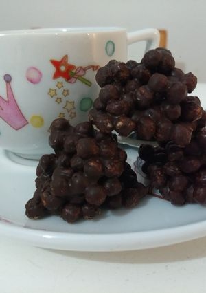 Una foto de Rocas de chocolate y quinoa pop