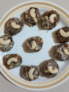 ડ્રાયફ્રુટ લાડુ(Dryfruit Ladoo Recipe in Gujarati) રેસીપી મુખ્ય ફોટો
